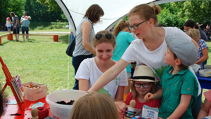 FÖJ Freiwillige Maren mit Kindern bei der kikuna bei Ulm