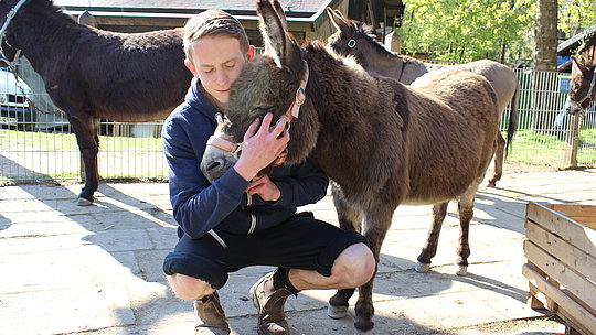 Matthias Kollmar FÖJ mit Tieren auf der Jugendfarm Sindelfingen